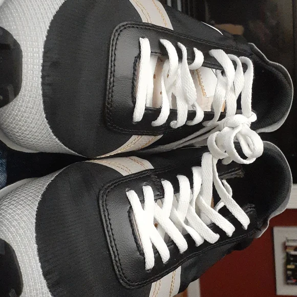 Nike Daybreakers Sneakers - Picture 3 of 3